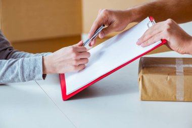 Paket teslim eden teslimatçı.