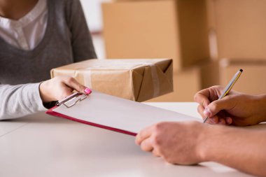 Paket teslim eden teslimatçı.