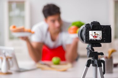 Mutfakta çalışan yemek blogcusu.