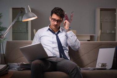 İşadamı işkolik evde geç saatlere kadar çalışıyor