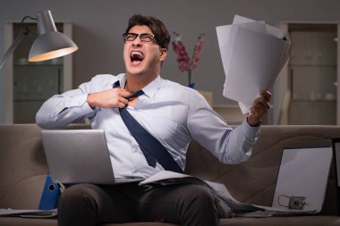 İşadamı işkolik evde geç saatlere kadar çalışıyor