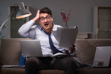 İşadamı işkolik evde geç saatlere kadar çalışıyor