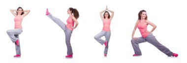 Beyaz üzerinde egzersiz yapan genç bir kadın.