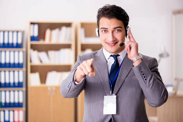 Hermoso empleado de servicio al cliente con auriculares — Foto de Stock