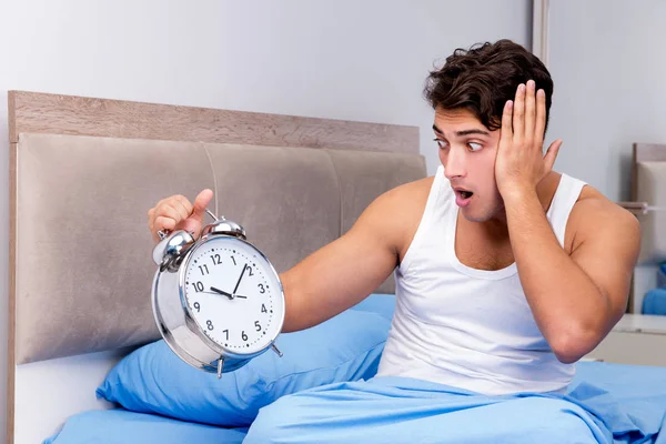 Hombre que tiene problemas para despertarse en la mañana — Foto de Stock