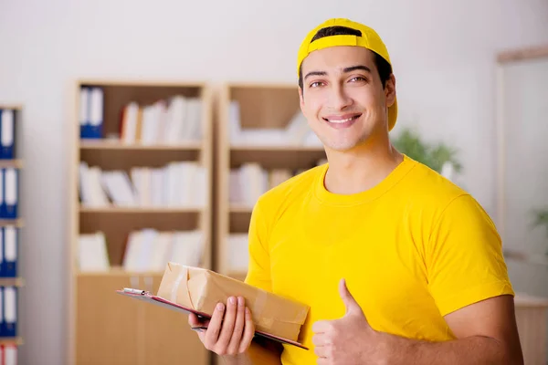 Leverans man leverera paket låda — Stockfoto