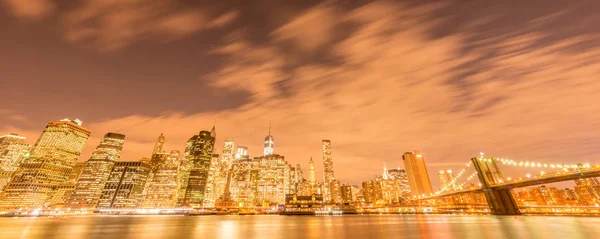 Widok nocny na Manhattan i most Brooklyn — Zdjęcie stockowe