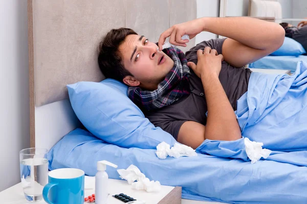 Enfermo enfermo en la cama tomando medicamentos y drogas — Foto de Stock