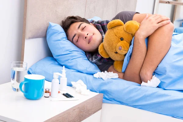 Grippekranker Mann liegt im Bett — Stockfoto