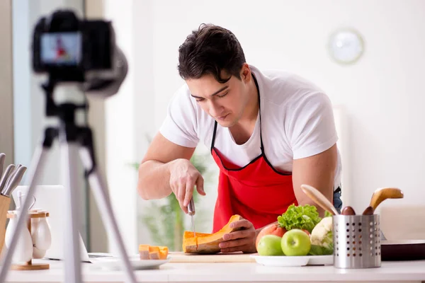 Bloger żywności pracujący w kuchni — Zdjęcie stockowe