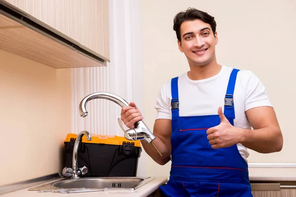 Jonge reparateur werkt in de keuken — Stockfoto