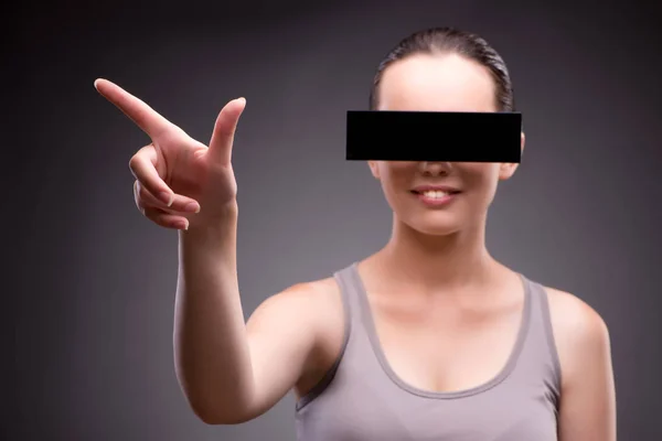 Jonge vrouw met virtual reality bril — Stockfoto