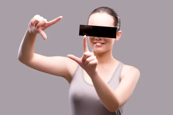Jeune femme avec lunettes de réalité virtuelle — Photo