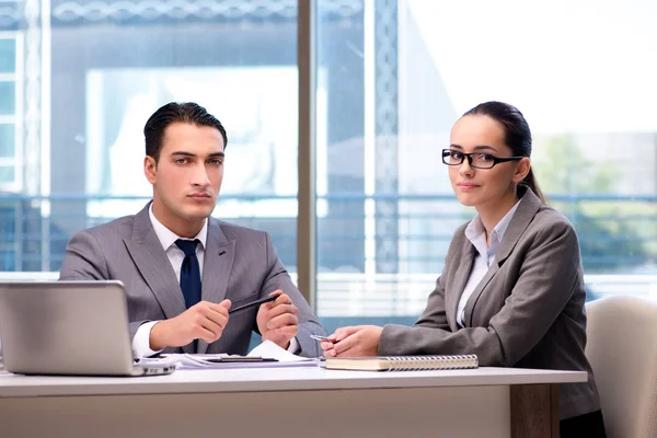 Geschäftsleute diskutieren im Büro — Stockfoto