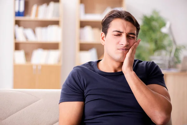 Jonge knappe man die lijdt aan pijn — Stockfoto