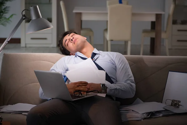 Empresario adicto al trabajo trabajando hasta tarde en casa —  Fotos de Stock