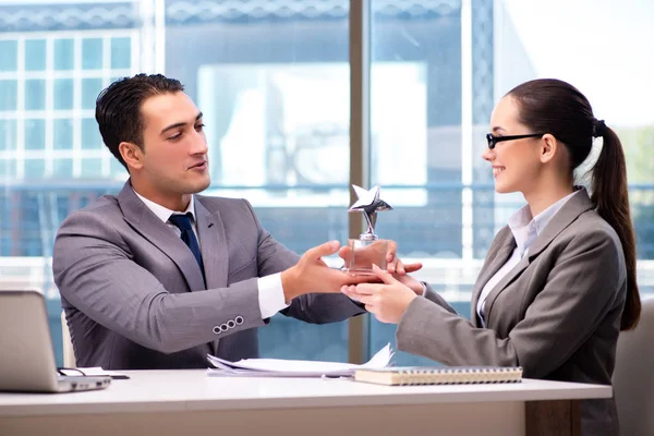 Businesspeople receiving award prize in office — Stock Photo, Image