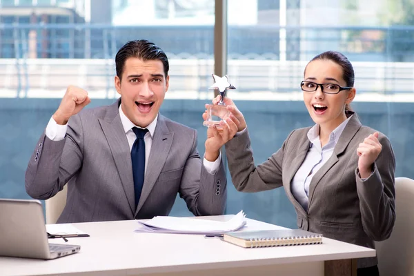 Businesspeople receiving award prize in office — Stock Photo, Image