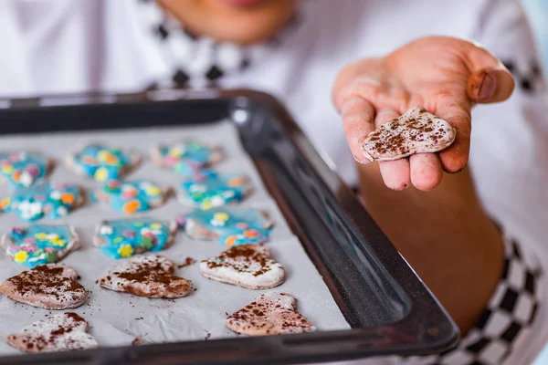 Jovem cozinhar biscoitos na cozinha — Fotografia de Stock