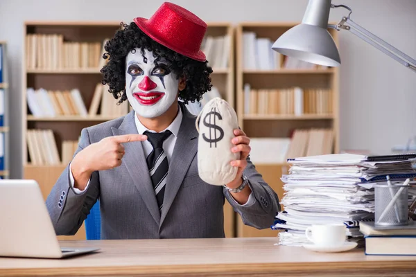 Clown affärsman som arbetar på kontoret — Stockfoto