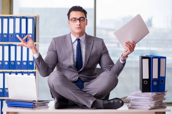 Geschäftsmann meditiert im Büro — Stockfoto