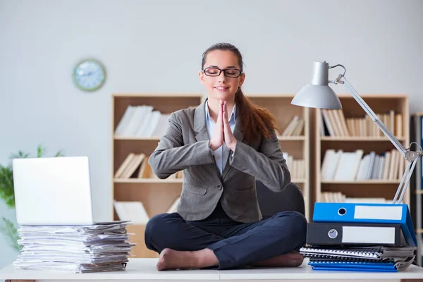 Деловая женщина медитирует в офисе — стоковое фото