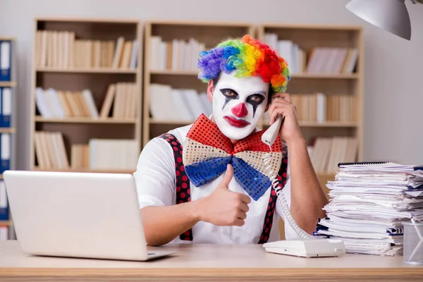 Empresario payaso trabajando en la oficina — Foto de Stock