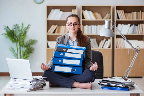 Бізнес-леді медитує в офісі — стокове фото