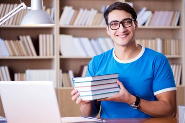 Okul sınavlarına hazırlanan genç bir öğrenci.