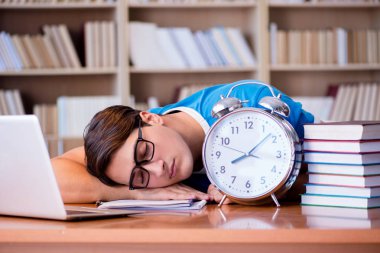 Genç öğrenci geç onun sınavlarına hazırlanıyor