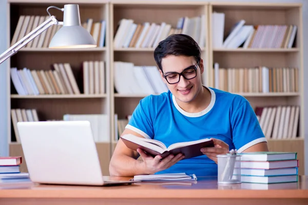 Jovem estudante se preparando para os exames escolares — Fotografia de Stock