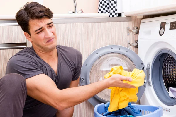 Jeune mari homme faisant la lessive à la maison — Photo