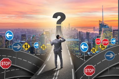 Karayolu kavşağındaki belirsizlik konseptinde iş adamı