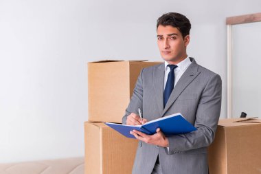 Kutu teslimatı için imza atan adam.