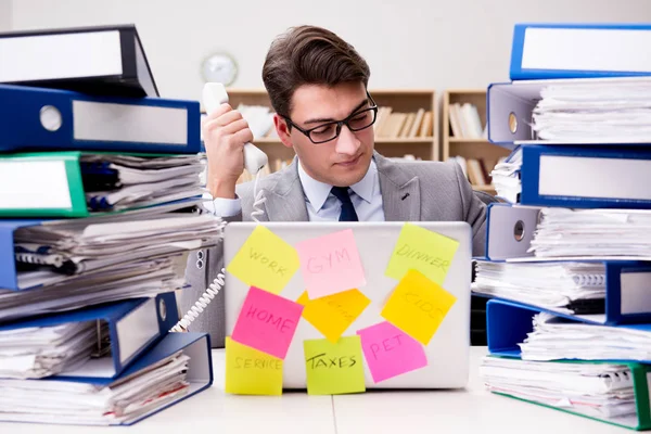 Zakenman worstelt met meerdere prioriteiten — Stockfoto