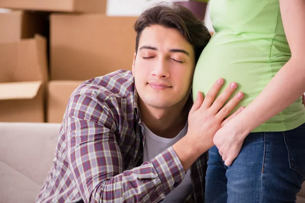 Casal jovem de homem e mulher grávida esperando bebê — Fotografia de Stock