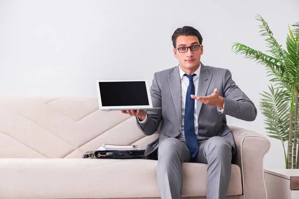 Uomo d'affari con notebook portatile seduto nel divano — Foto Stock