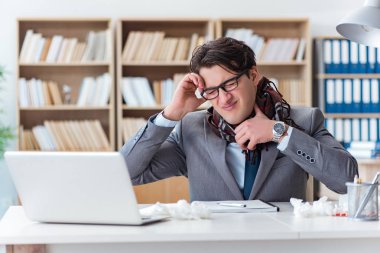 Hasta işadamı, ofiste hastalık yüzünden acı çekiyor.