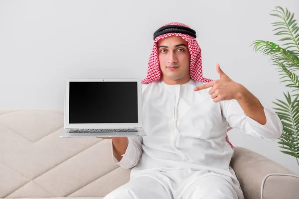 Giovane imprenditore arabo nel concetto di business — Foto Stock