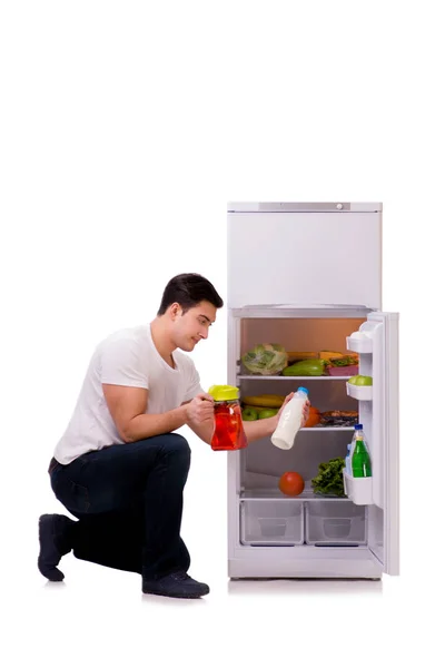 Homem ao lado do frigorífico cheio de comida — Fotografia de Stock