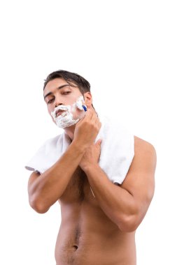 Yakışıklı adam, beyazın üzerinde tek başına tıraş oluyor.