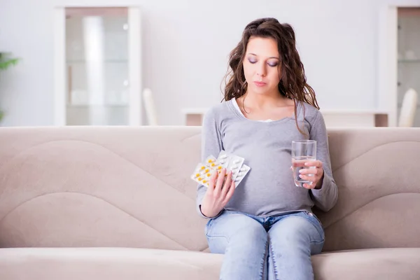 Zwangere vrouw zittend op de bank — Stockfoto