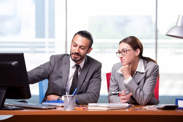 Mujer y hombre en el concepto de negocio — Foto de Stock