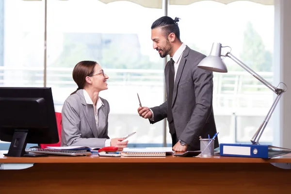 Mujer y hombre en el concepto de negocio — Foto de Stock