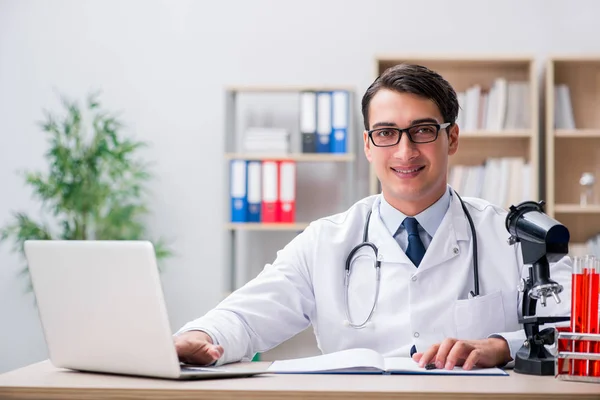 Jeune médecin adulte travaillant à l'hôpital — Photo