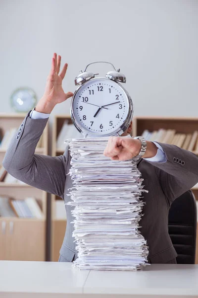 Geschäftsmann mit Papierkram im Büro beschäftigt — Stockfoto