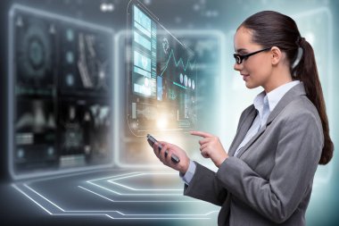 İnternet bankacılığı konseptinde bir kadın