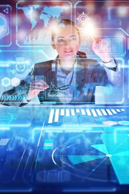 Büyük verilerle çalışan kadın analist