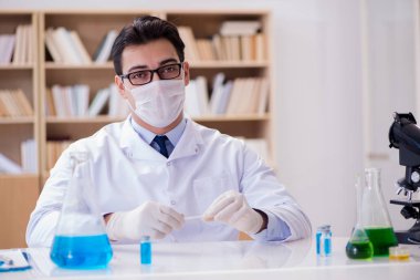 Laboratuvarda çalışan doktor.