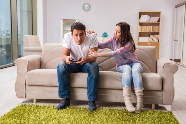 Bilgisayar oyunları bağımlılığından muzdarip genç aile